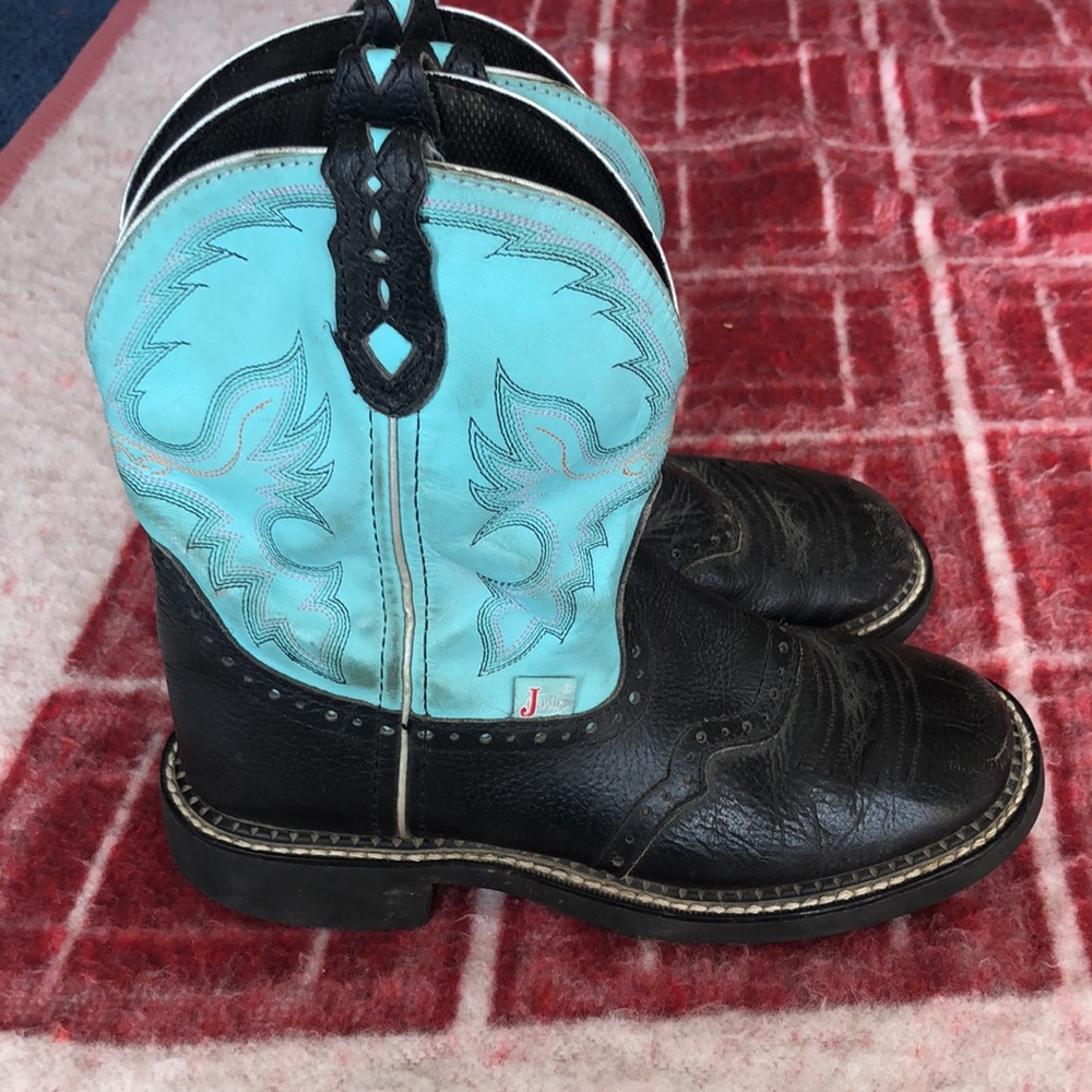 Aqua Justin Gypsy boots, used and in good condition. Size 7 1/2